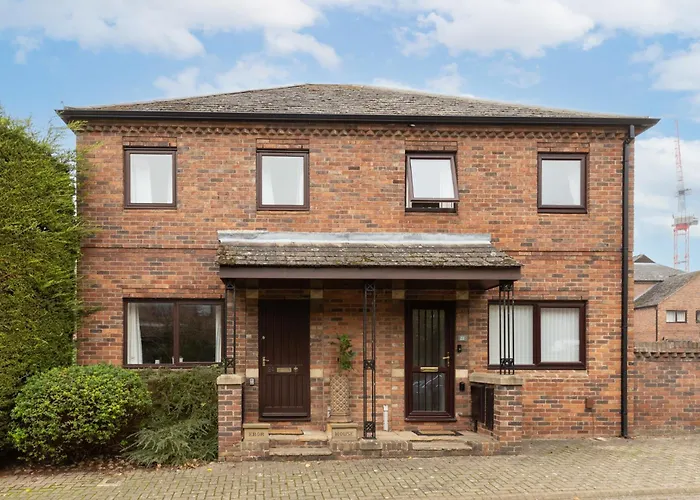 Ebor House York Cosy 3-Bed House With Parking